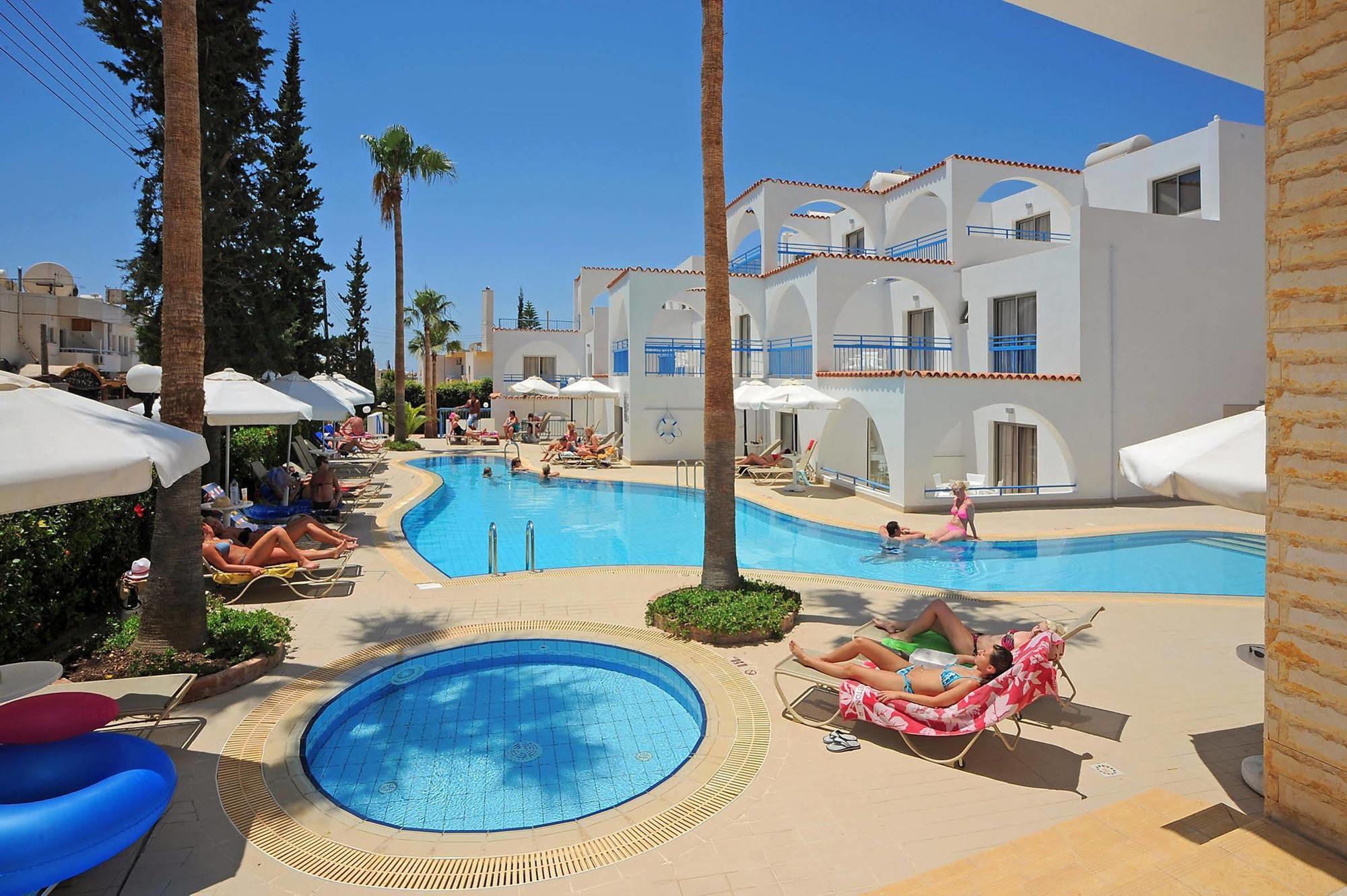 Petrosana Hotel Apartments Aya Napa Dış mekan fotoğraf