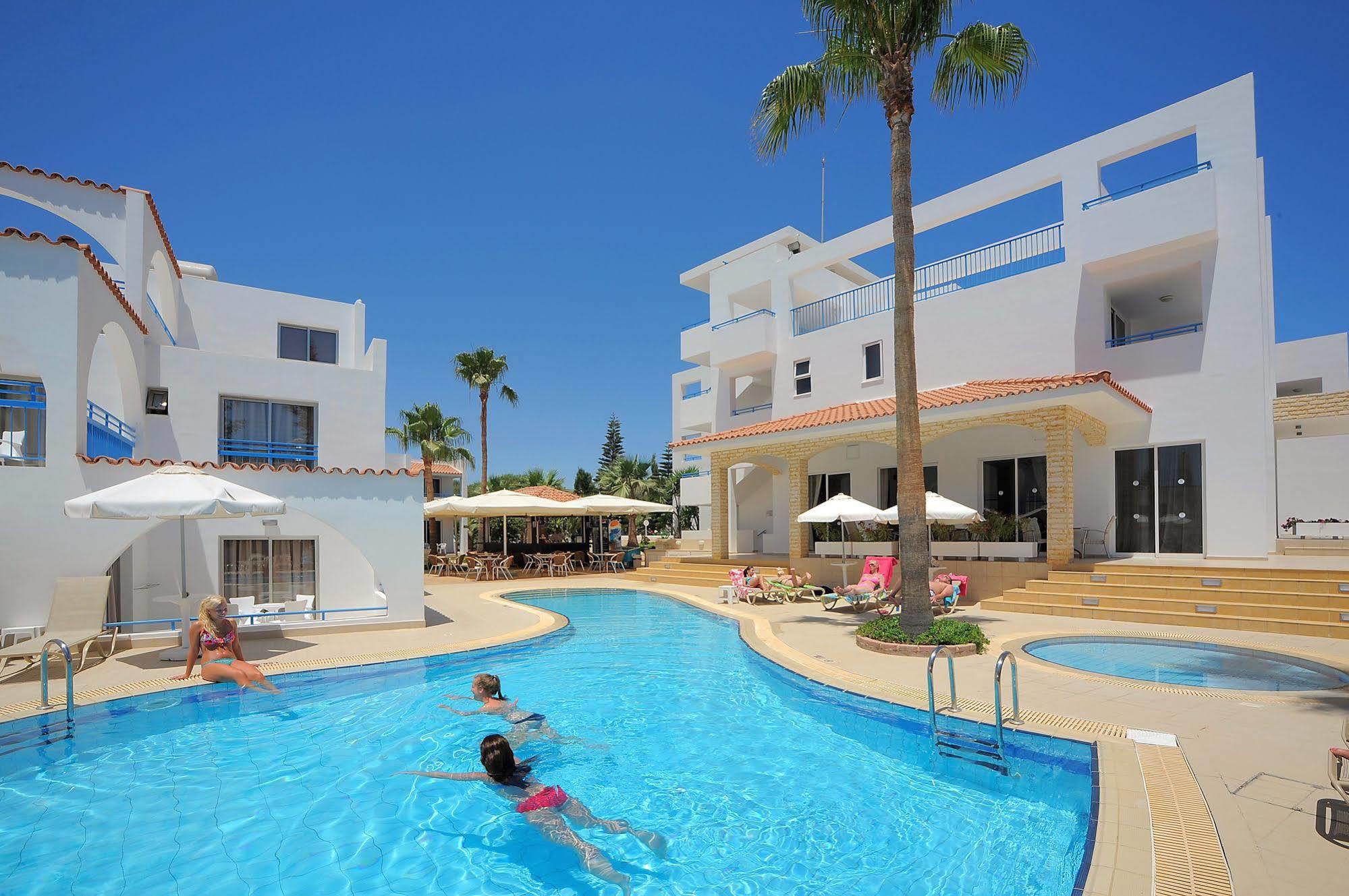 Petrosana Hotel Apartments Aya Napa Dış mekan fotoğraf